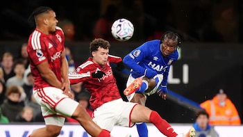 El Nottingham Forest sale del descenso pero perdona al Ipswich