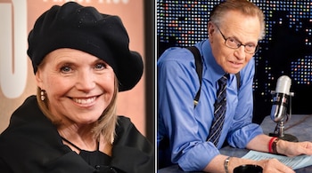 Una imagen dividida con Katie Couric sonriendo con una boina negra a la izquierda y Larry King con camisa azul y micrófono a la derecha.