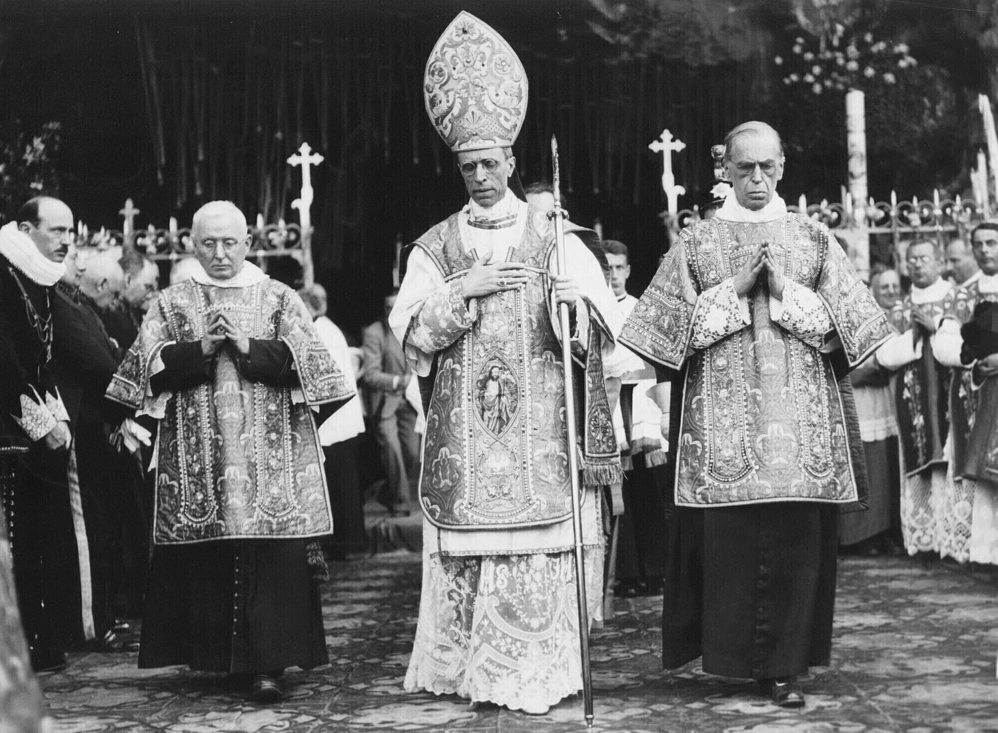 Pío XII lideró la Iglesia durante la Segunda Guerra Mundial, enfrentando críticas sobre su actitud hacia el nazismo, mientras defendía la paz y la justicia social (AP Foto, archivo)