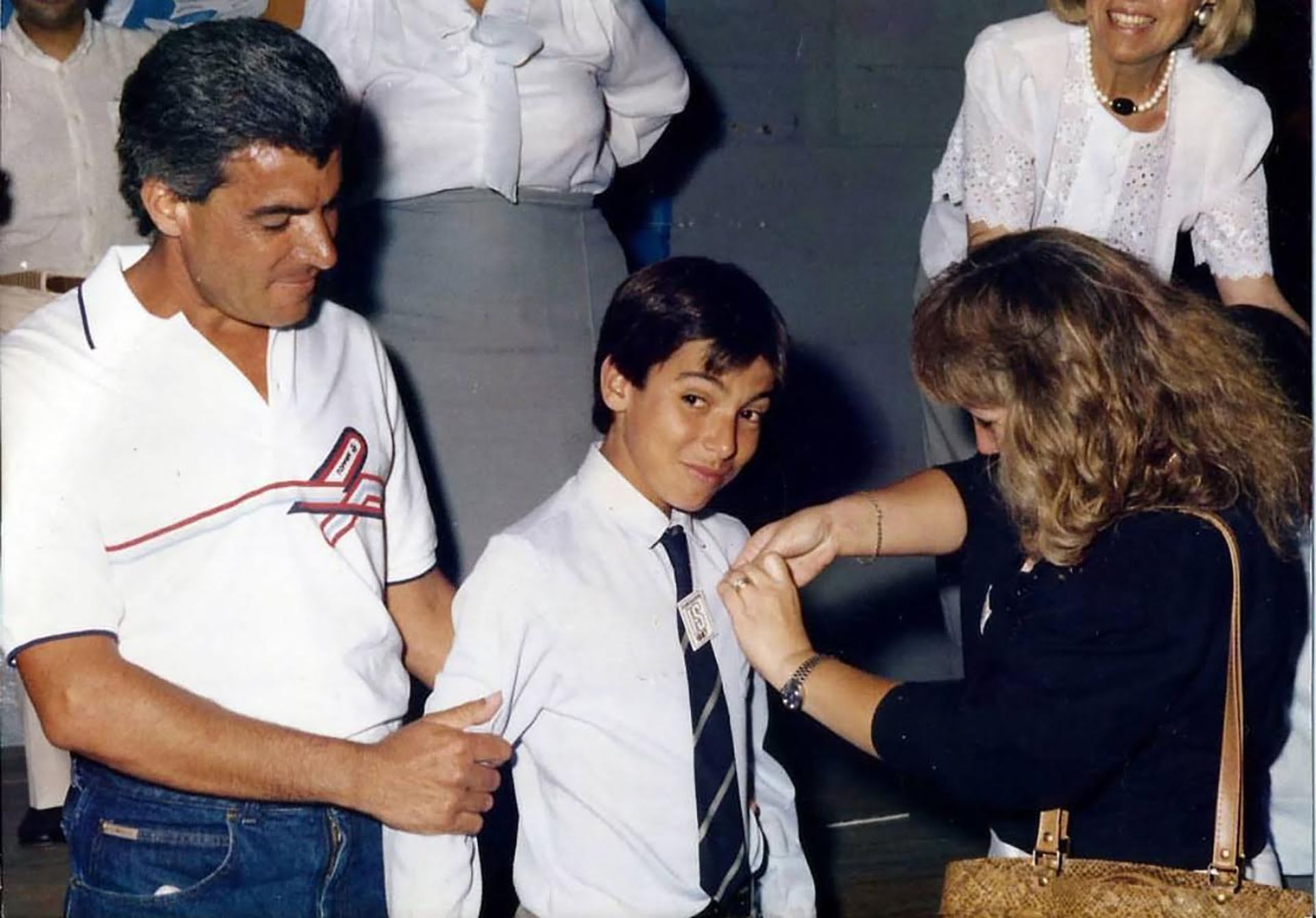 Aquí se lo ve escoltado por su padre Jorge, en la ceremonia del egreso de la escuela primaria en el Instituto Saenz de Lomas de Zamora. Martín Bossi afirmó que ser padre siempre vale la pena, aunque reconoció que el cuestionamiento sobre la paternidad es muy grande en su vida