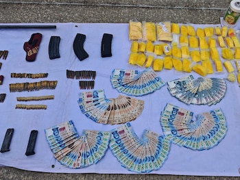 El arsenal asegurado incluía dos armas largas de calibres .223 y 7.62x39, además de una escopeta y dos armas cortas calibre 9 milímetros. (Crédito: FGEO)