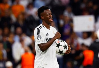 Vinicius celebra con la pelota