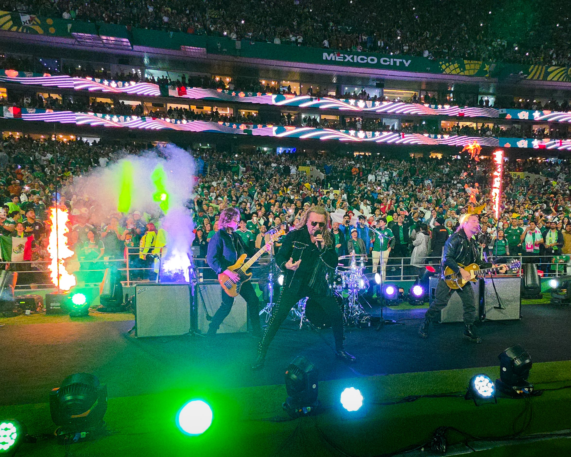 Maná interpretó una versión potente de “El rey”, homenajeando a Vicente Fernández, y desató la idea de “mufa” en plena caída de México ante Inglaterra (Cortesía)