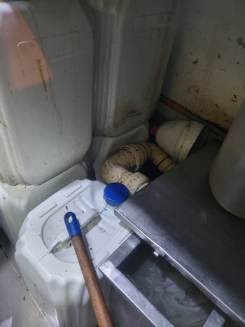 Una serie de inspecciones documentó incumplimientos en procesos de desinfección y almacenamiento, lo que llevó al cierre temporal de un local en la terminal aérea. Las autoridades exigen la corrección total antes de autorizar la reapertura - crédito Secretaría de Salud de Barranquilla