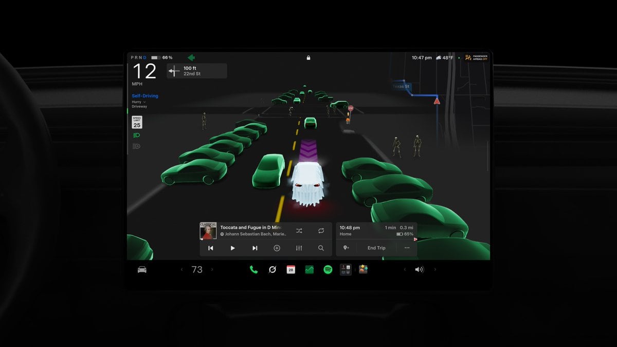 Durante la conducción, la interfaz puede mostrar al vehículo como un fantasma y reemplazar los autos detectados por figuras con estética de Halloween. (Foto: Tesla)
