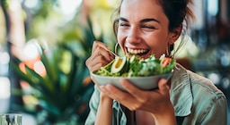 7 superalimentos que ayudan a bajar de peso y protegen la salud