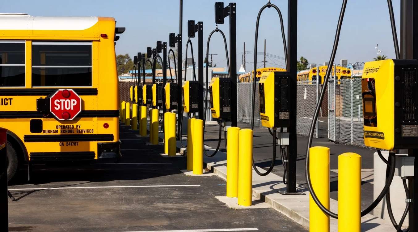 Cherry Creek incorporó seis autobuses escolares eléctricos que también aportan energía a la red eléctrica local (Crédito: Foto de prensa de Highland Electric Fleets)