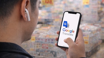 Usa tus audífonos como traductores en tiempo real gracias a esta función de Google Translate
