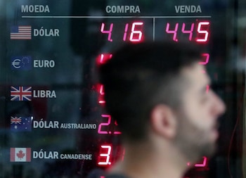 Un hombre camina cerca de