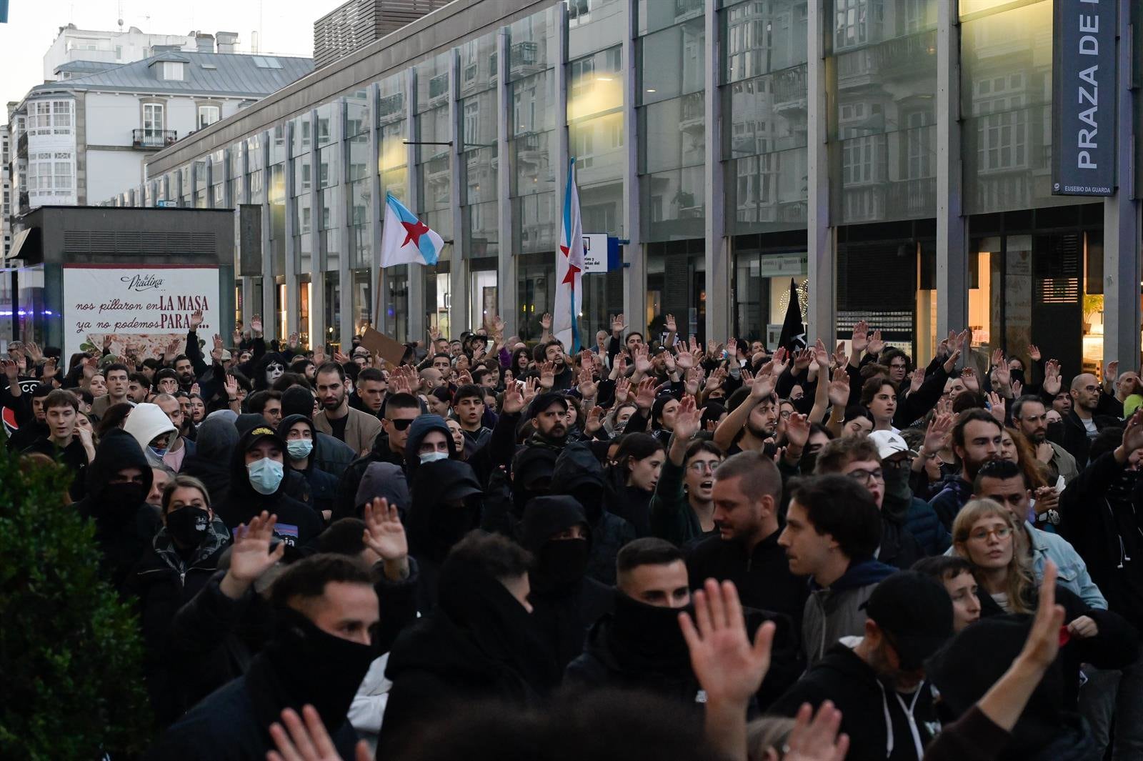 Centenares de jóvenes participan en una nueva protesta contra un acto de Vox en A Coruña, que finaliza sin incidentes