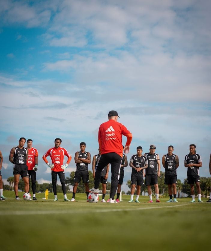 La convivencia ocupa un lugar central en la preparación peruana. Araujo contó que el plantel comparte recuerdos y conversaciones después de los entrenamientos para fortalecer la unión entre sus integrantes. (Selección Peruana)