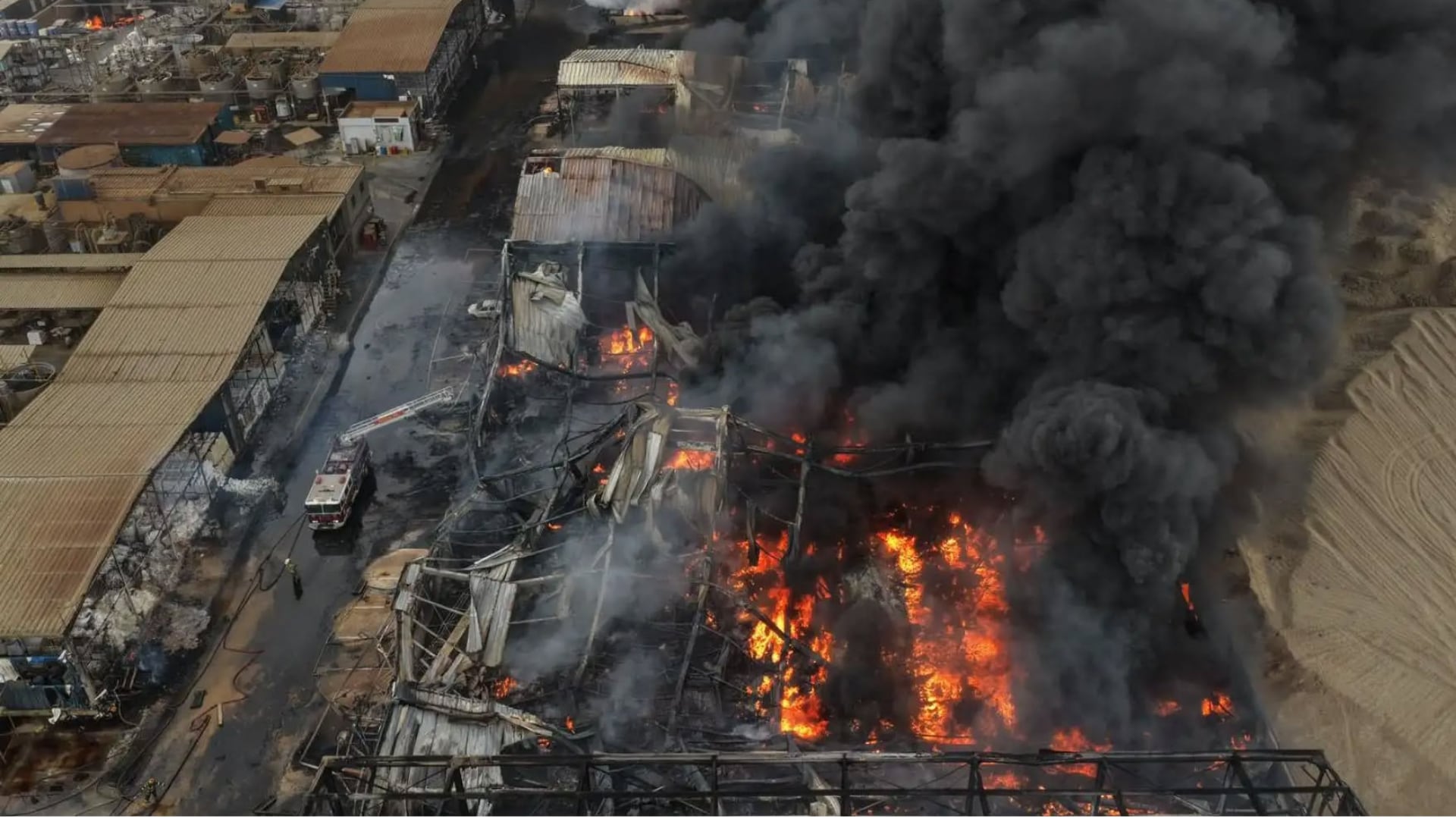 Una vista aérea muestra el voraz incendio en una planta industrial de Lurín, donde equipos de bomberos trabajan intensamente para controlar las llamas y la densa columna de humo. (Foto: Agencia Andina)