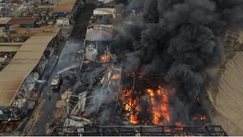 Bomberos logran controlar el 70% del feroz incendio en Lurín, que supera las 10 horas de labores y moviliza 40 unidades