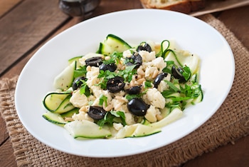 Receta de ensalada de calabacín con queso feta, aceitunas y piñones (Magnific)