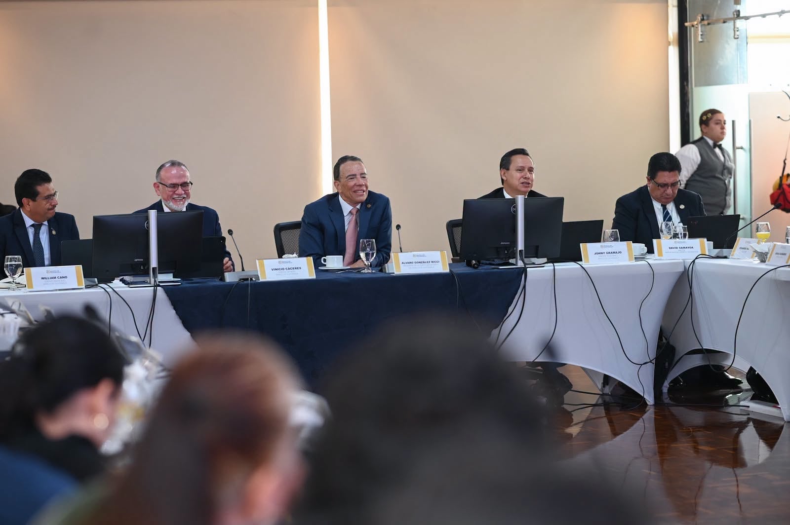Álvaro González Ricci, presidente del Banco de Guatemala, encabeza una reunión de trabajo junto a funcionarios de la institución. (Banco de Guatemala)
