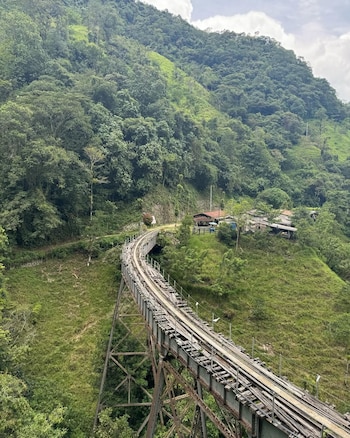 El antiguo trazado ferroviario se ha convertido en un museo al aire libre, escenario de actividades de trekking - crédito brutaltravel.co / Instagram