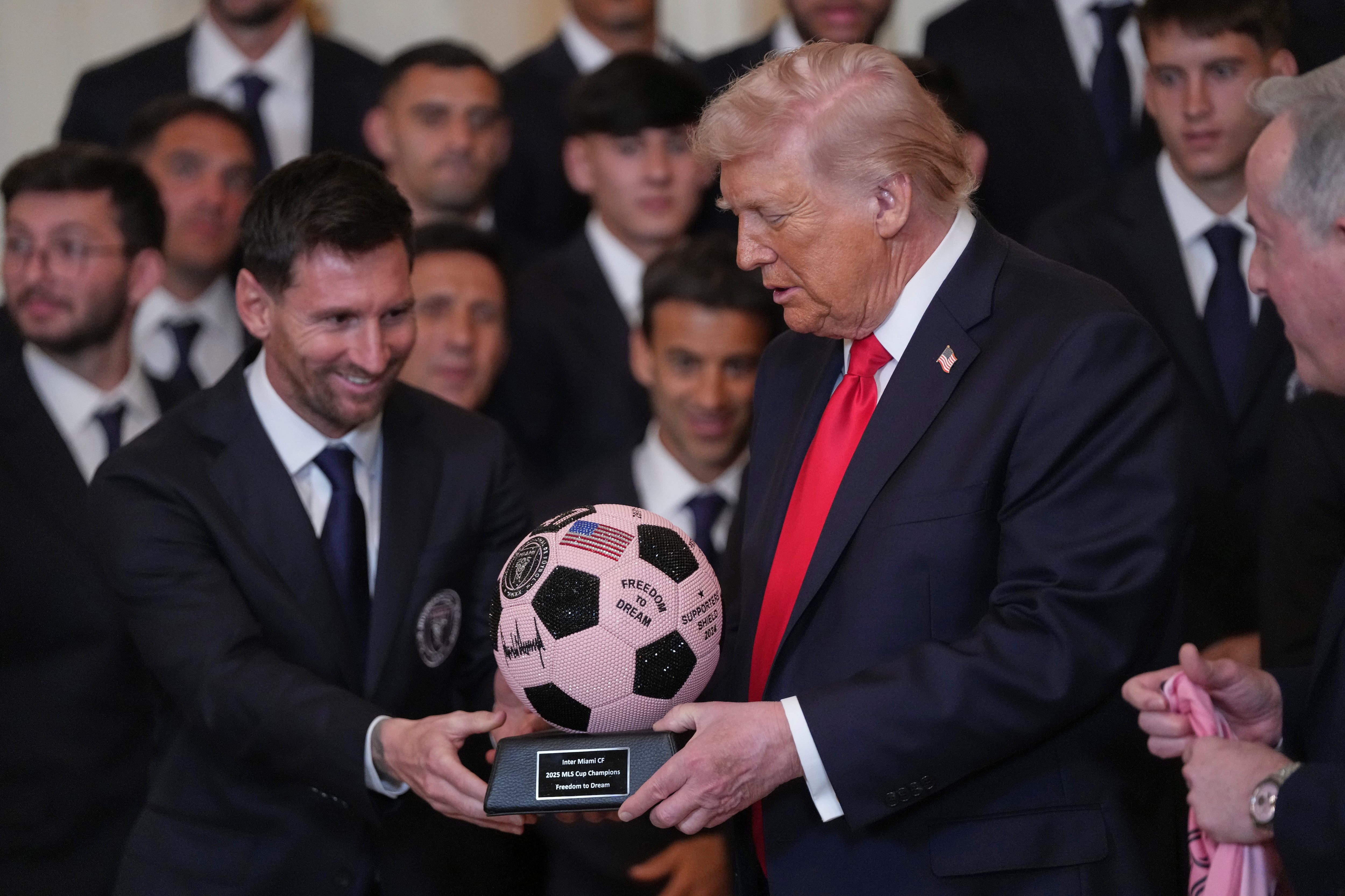 El presidente estadounidense Donald Trump recibe un trofeo de manos del argentino Lionel Messi, durante un acto para honrar al Inter Miami en la Casa Blanca
