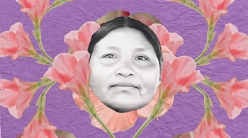 Rostro en blanco y negro, puntos de semitono. Flores rosadas con tallos verdes. Fondo morado texturizado, bordes irregulares de papel.