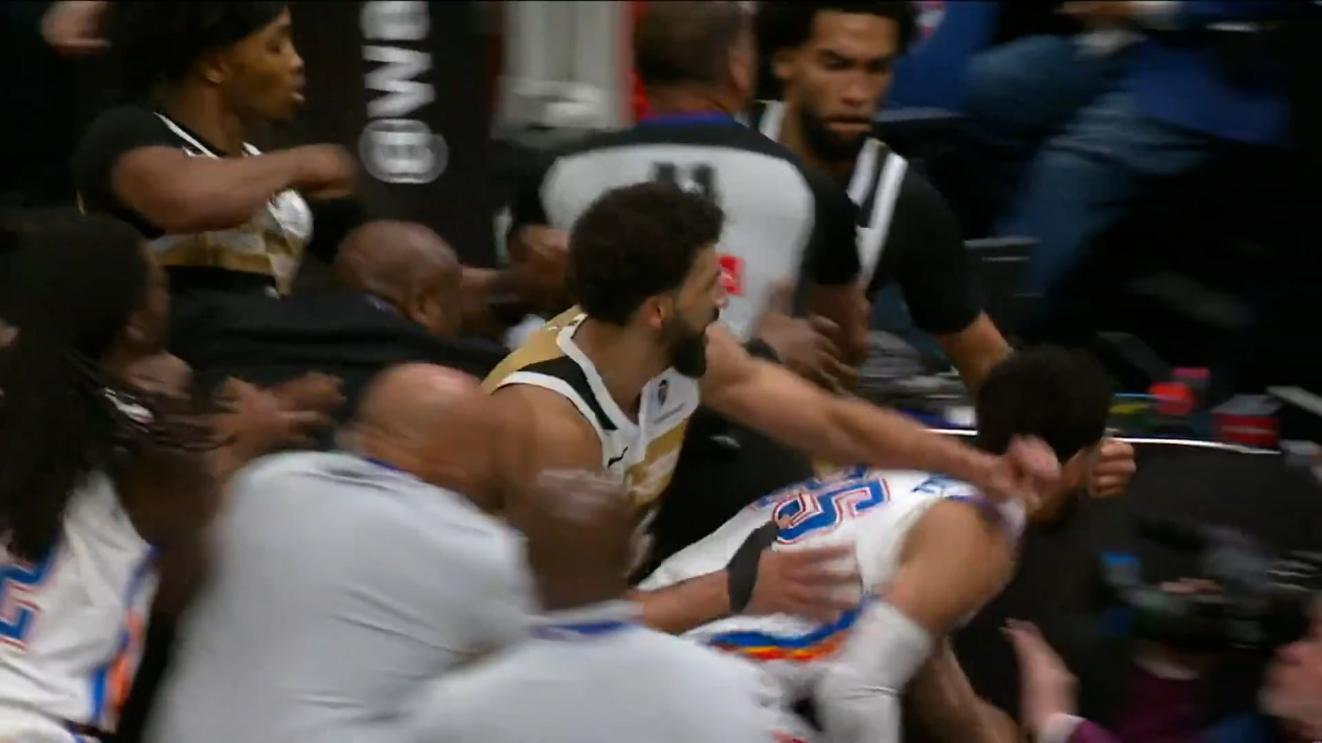 La pelea se dirigió a las primeras filas detrás de uno de los aros