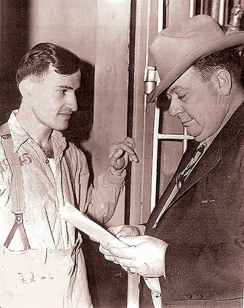 Joe Arridy junto al alcalde