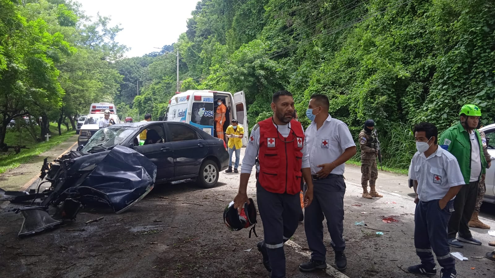 La carretera a Comalapa es una de las vías donde se registran graves accidentes de tránsito./(Cruz Roja Salvadoreña)