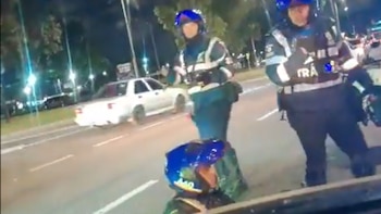 Conductor de taxi agredió a un agente de tránsito mientras le ponía un comparendo en Bogotá: la Secretaría de Movilidad se pronunció