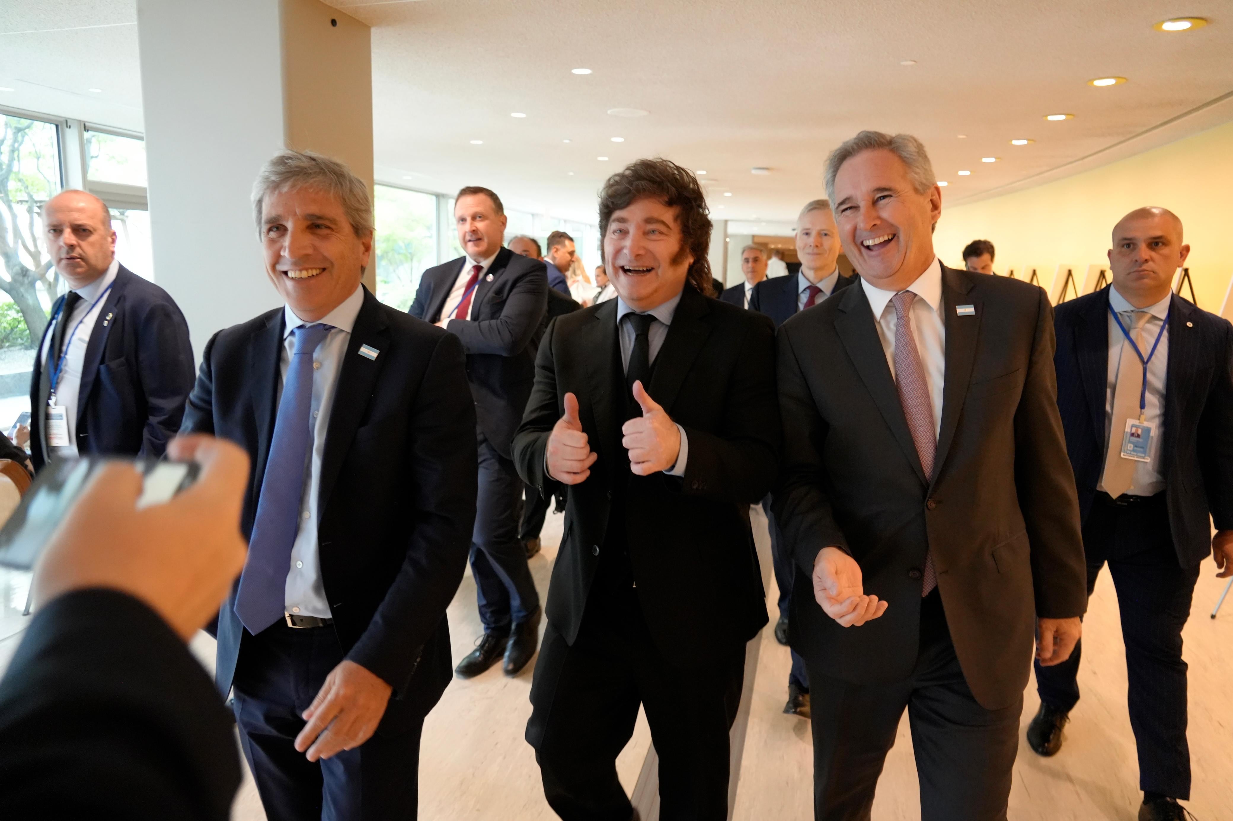 El presidente Javier Milei junto a los ministros Luis Caputo (Economía) y Pablo Quirno (Relaciones Exteriores) en Estados Unidos