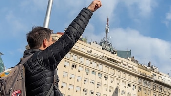 Los aviones de combate F-16 sobrevolaron la Ciudad de Buenos Aires por el 114° aniversario de la Fuerza Aérea Argentina