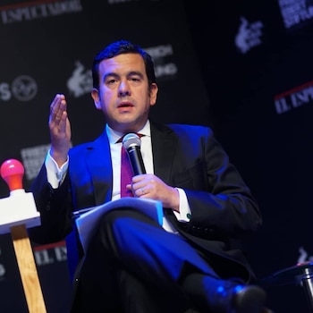 El exsenador Rodrigo Lara mostró