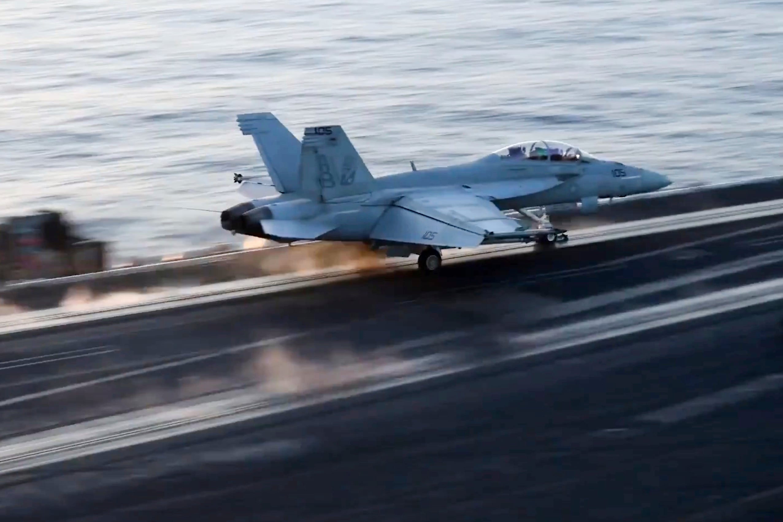 Esta imagen tomada de un video proporcionado por la Armada de EEEUU muestra un avión despegando del USS Harry S. Truman en el mar Rojo antes de ataques aéreos en Saná, Yemen, el sábado 5 de marzo de 2025 (Armada de EEUU via AP)