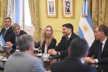 La secretaria general de la Presidencia, Karina Milei, junto al gobernador de Santa Fe, Maximiliano Pullaro, en Casa Rosada