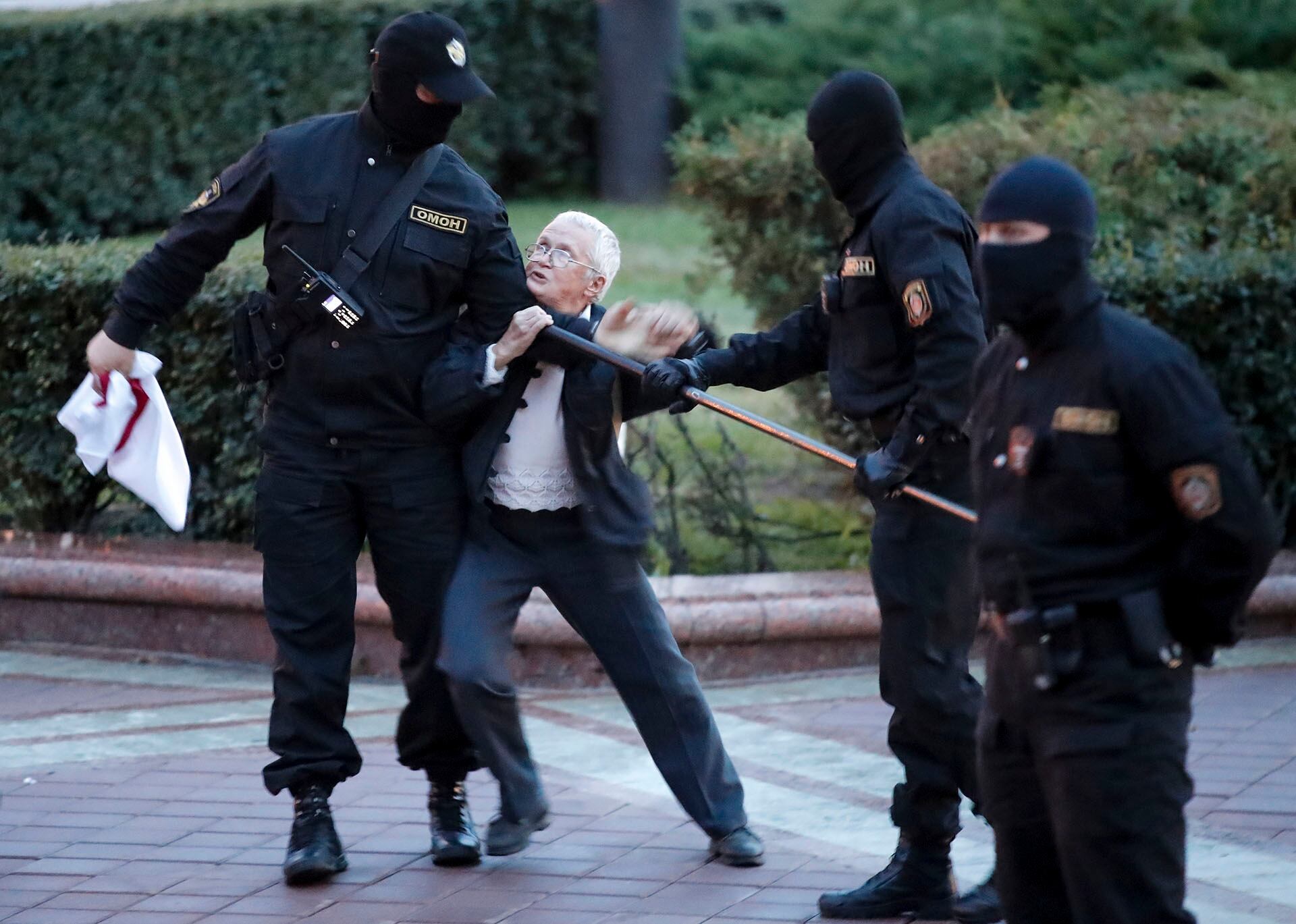 La activista opositora Nina Baginskaya forcejea con la policía durante una manifestación en la Plaza de la Independencia de Minsk (Foto AP, archivo)
