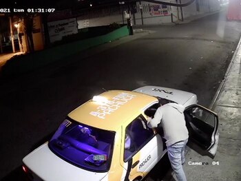 El atacante jaló del cabello