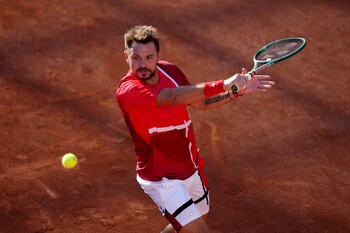 Stan Wawrinka jugando sobre tierra