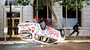 Un vehículo destruido en Oakland