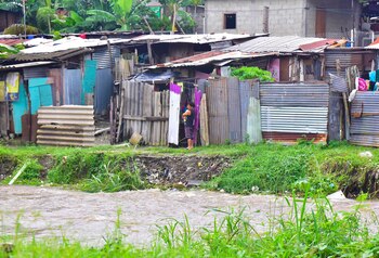 Un hombre sostiene en brazos