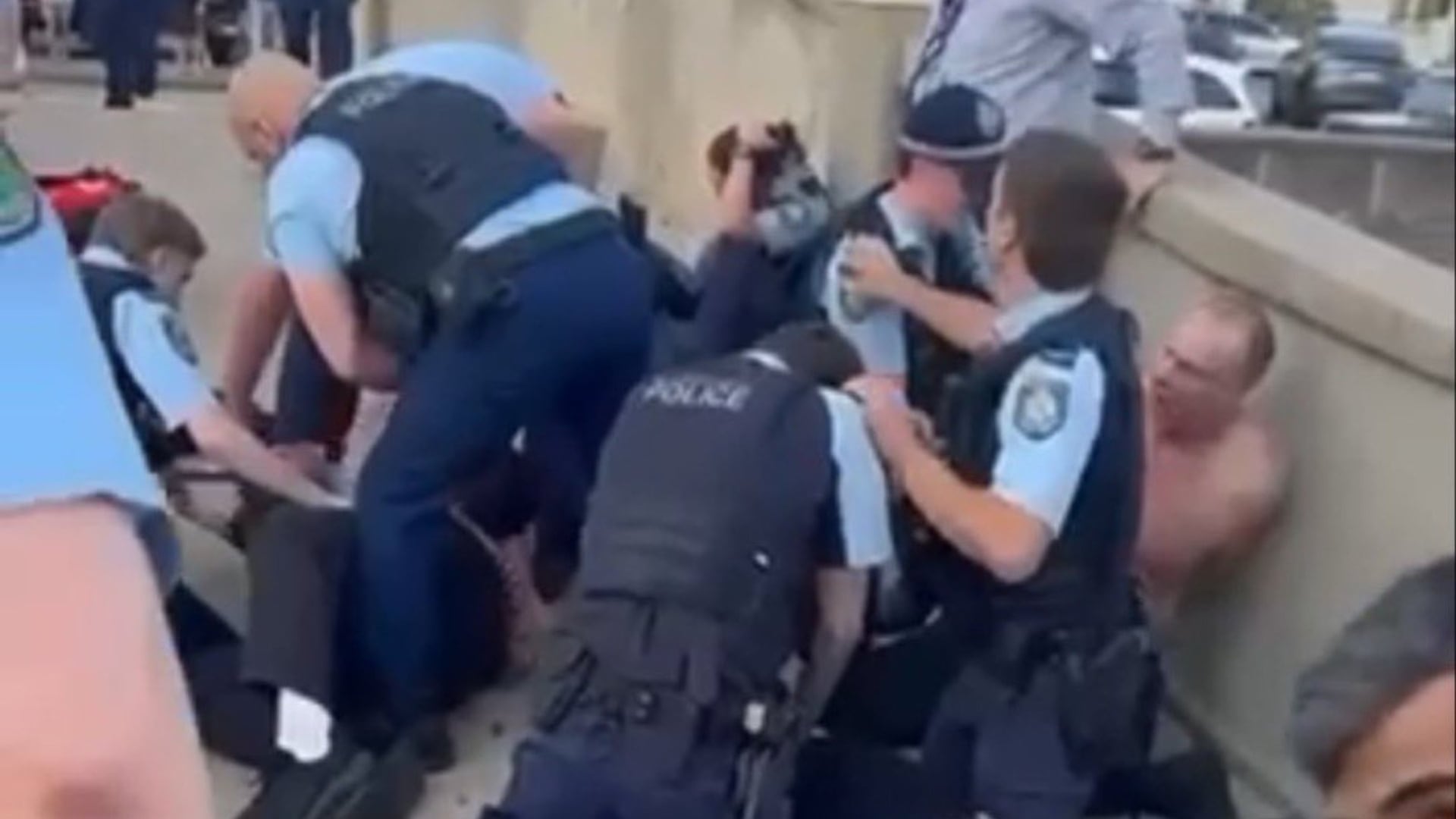 La policía australiana reportó un tiroteo en Bondi Beach, la playa más famosa de Sídney: dos personas fueron detenidas y hay múltiples víctimas