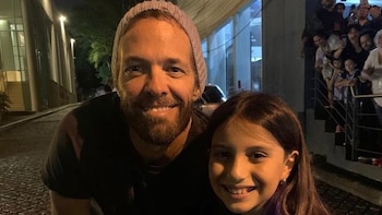 Taylor Hawkins junto a Emma