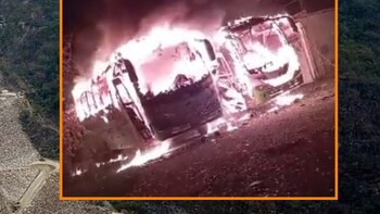 Quemaron dos buses que prestaban