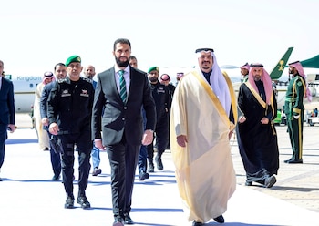 El nuevo presidente sirio luego de aterrizar en Arabia Saudita (Agencia de Prensa Saudita/Folleto vía REUTERS)