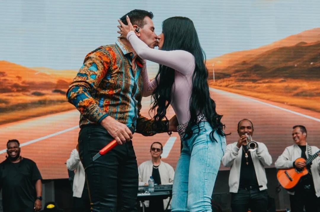 La pareja comparte sus mejores momentos en las redes sociales, conectando así con su público - crédito Jenny López / Instagram