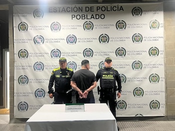 Un operativo conjunto entre familiares, comunidad y policías culminó con la detención inmediata del sospechoso, quien fue puesto a disposición judicial según reportes de autoridades locales - crédito @FicoGutierrez / x