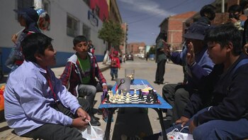 Comerciante boliviano enseña ajedrez a