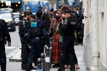 Varias decenas de agentes antidisturbios,