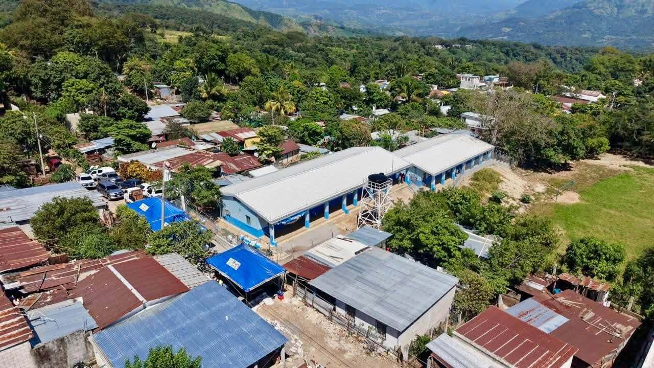 El Comando Sur de Estados Unidos entrega tres edificios escolares rurales en Guatemala por USD 2.81 millones