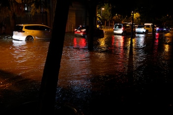 Calle inundada tras las fuertes lluvias caídas este miércoles. (Ana Escobar/EFE)