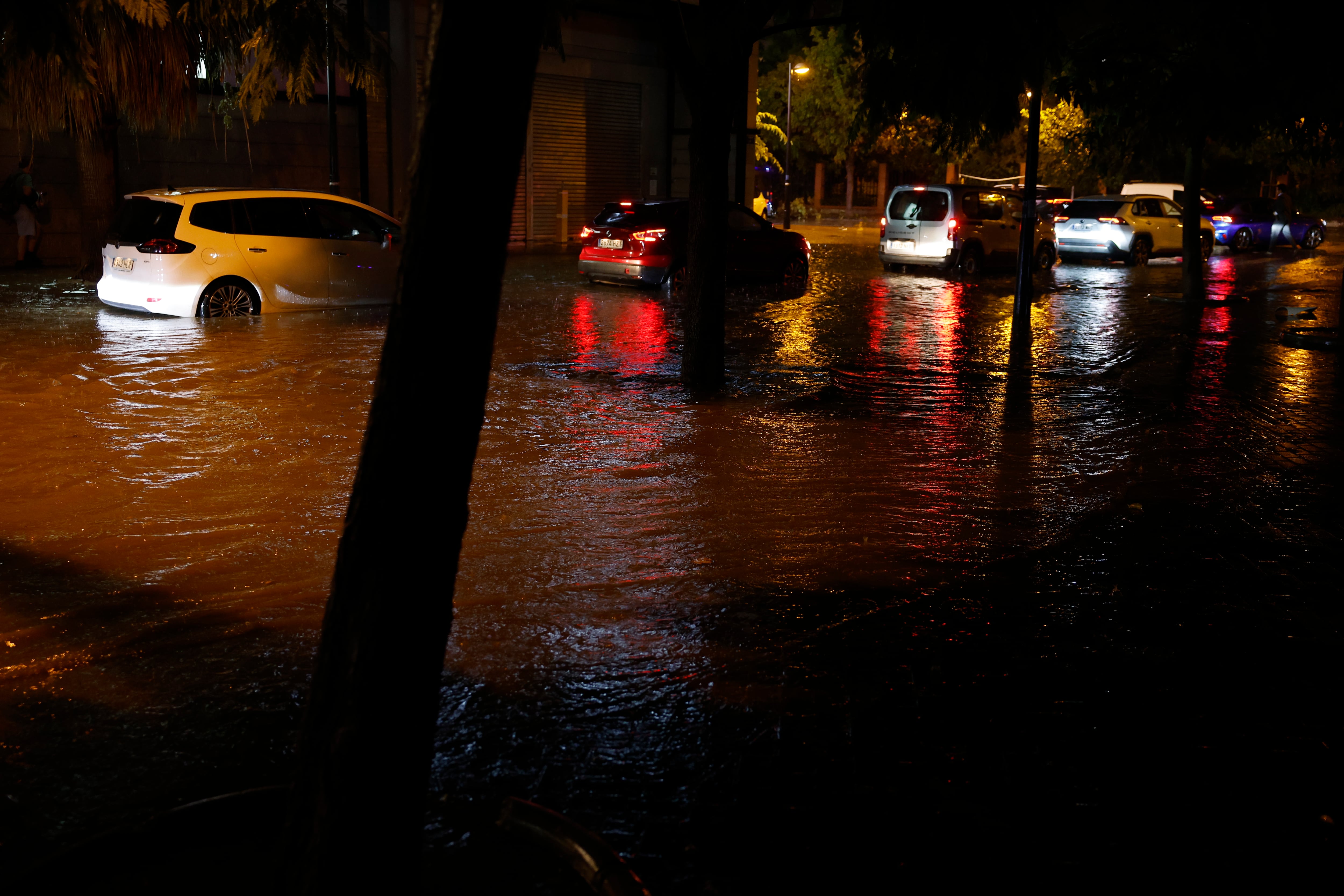 Calle inundada tras las fuertes lluvias caídas este miércoles. (Ana Escobar/EFE)