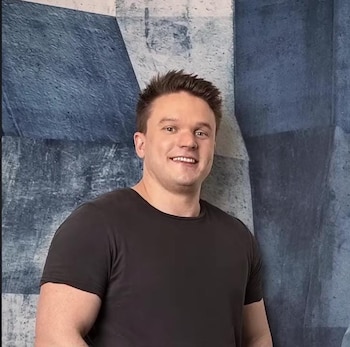 Ed Craven, joven australiano, lidera