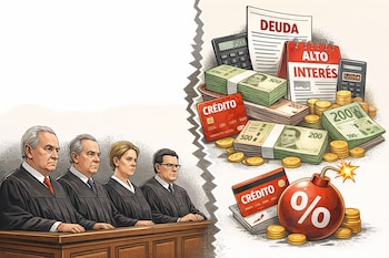 Cuatro jueces con togas en un estrado judicial. Al lado derecho, billetes, monedas, tarjetas de crédito, calculadora, bomba con porcentaje y documentos de deuda.