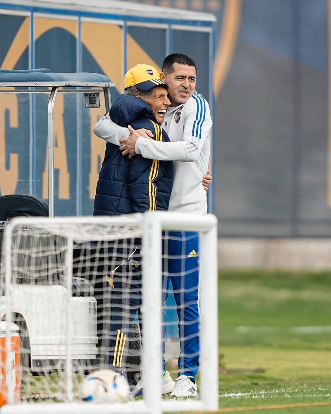 La última foto de Russo y Riquelme fue este abrazo durante un entrenamiento de Boca
